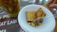 makan martabak telor bebek