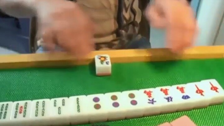 赌侠给车加油没带零钱，幸亏旁边有家麻将馆，空手套白狼！