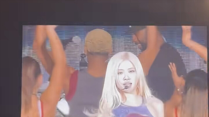 คอนเสิร์ตโตเกียวของแบล็กพิงก์ เวอร์ชันปิดเสียงเพลงจัมป์ ที่จริงทุกคนอ้าปากหมดเลย แต่จะออกเสียงหรือเป