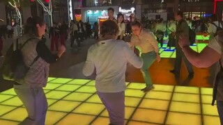 Foto ini diambil oleh seorang netizen di Xi'an. Ia pergi ke Kota Dinasti Tang dan melihat orang-oran