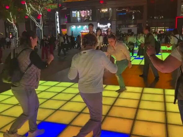 Foto ini diambil oleh seorang netizen di Xi'an. Ia pergi ke Kota Dinasti Tang dan melihat orang-oran