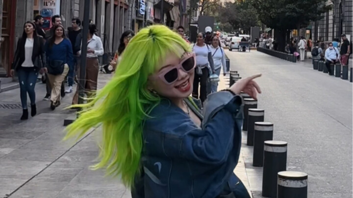 Li Hehai dances to the sweet song "Bout You" at a Mexican打卡spot on Valentine's Day