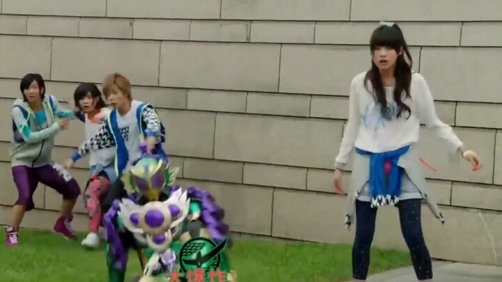 Four Kamen Rider knights with oversized mechas!