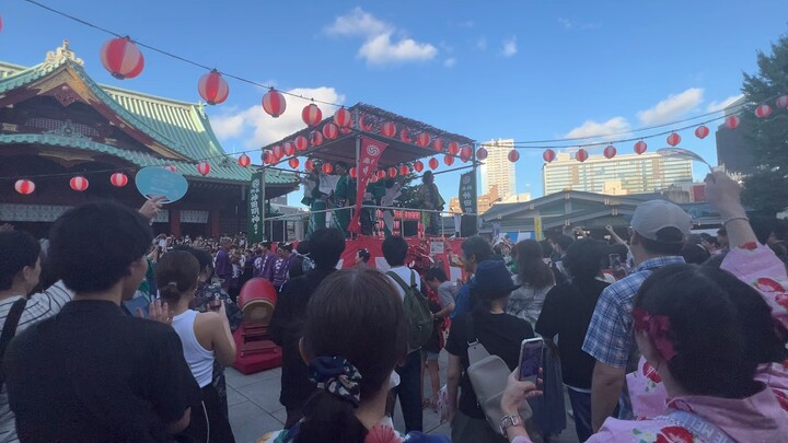 Over a thousand people dance "Idol" at Kanda Myojin