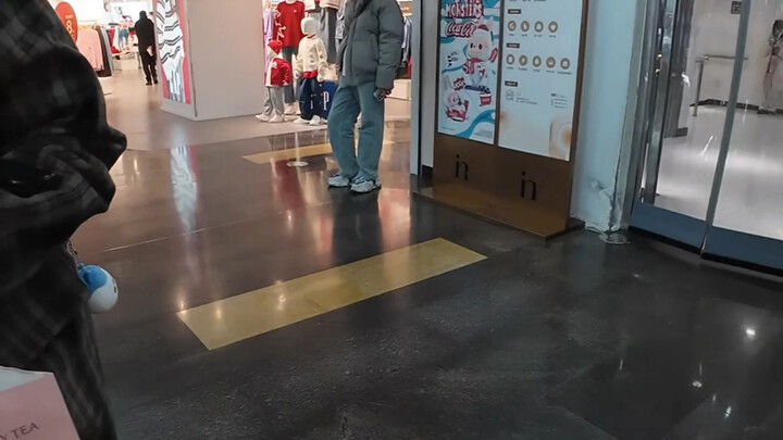 A blind girl just wanted to grab a Swiss roll at the mall, but ended up getting “kidnapped”—trying o