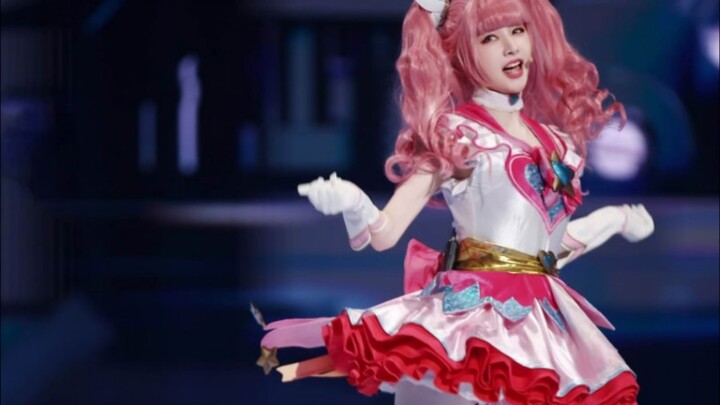 Hahaha thật đáng yêu với mái tóc đuôi ngựa màu hồng này!