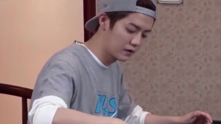 I’m dying laughing at Lu Han! He’s playing mahjong with himself—and counting the tiles like he’s pla