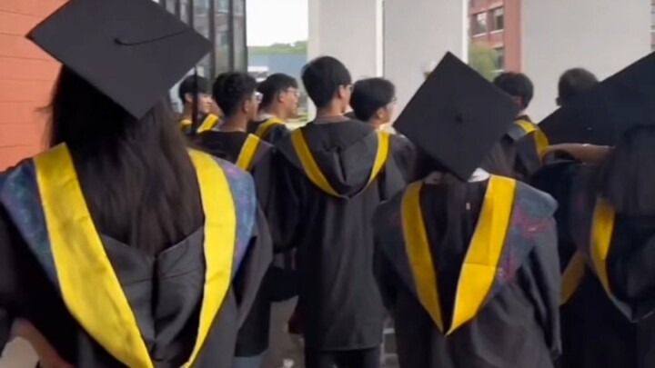 يا ليت كان يوم واحد في السنة الأولى من الجامعة! موسم التخرج!