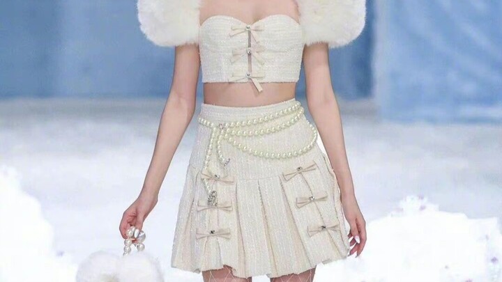 Holy cow! These outfits are perfect for winter comeback stages!! So fluffy and super girly!