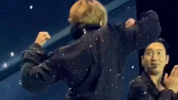 金云你……太会扭了！！哈哈哈哈哈哈哈哈越南场果然要有神曲加持吗哈哈哈哈哈哈哈哈哈哈小马表情笑死我了救命啊