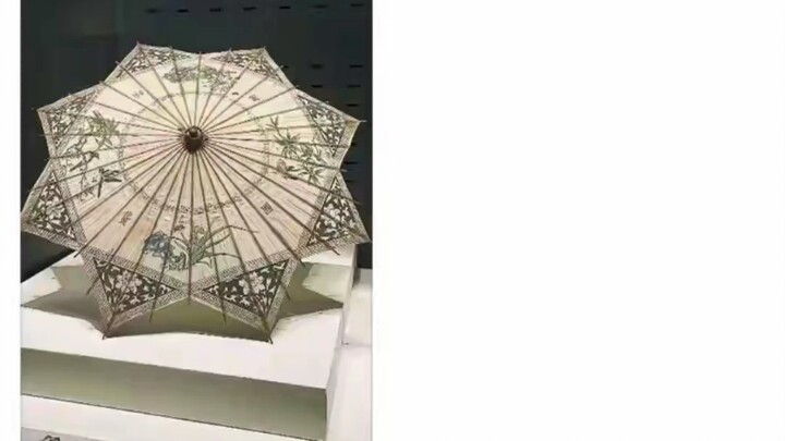 Tidak heran jika tokoh utama perempuan dalam novel sampai berkelahi demi sebuah jepit rambut; perhia