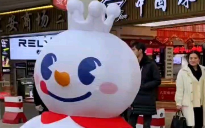 สองราชาหิมะกำลังทำอะไรกันอยู่