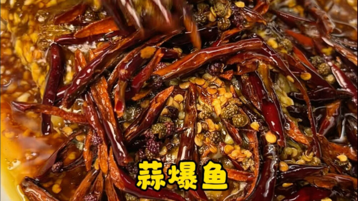 【Hidangan mewah yang sederhana namun mencengangkan: ikan tumis bawang putih】