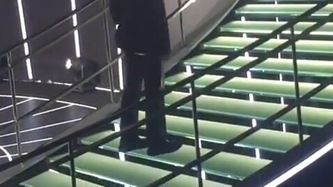 Nhân viên nam hét lên, Dương Dương đẹp trai quá, Dương Dương cúi đầu ngượng ngùng hahaha