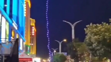 Tránh xa cô ấy ra, kẻo bị sét đánh đấy!