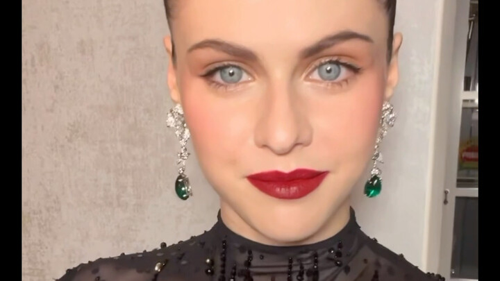 ดาราสาวฝรั่งเปลี่ยนชุด ขอบคุณสาวๆ ทุกคน!