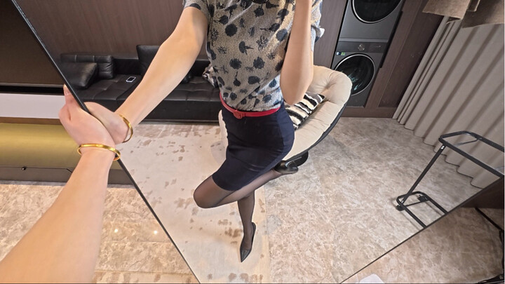 Pengalaman imersif sudut pandang pertama: Rekaman proses pemakaian seragam pramugari China Eastern A