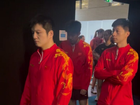 المتسابق الهندي فضولي جدًا ولا يعرف بعد ما الذي سيحدث بعد ذلك، هيهي!