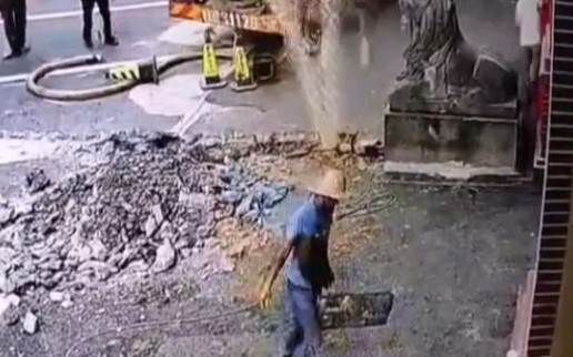 عثرت على مجرى البراز، وبدأ يقذف البراز!