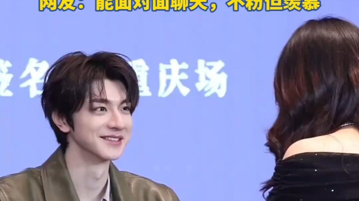 At Lin Yi’s fan signing event, a fan joked: “The dog trainer is on duty—little dog, retract one head