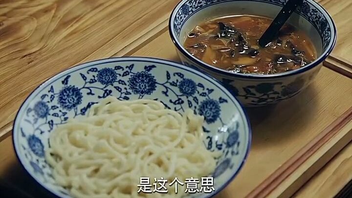 العجوز بحاجة لحجز موعد حتى يأكل وعاء نودلز، ولم يتوقع أبدًا أن صاحب المطعم هو ابنه نفسه!