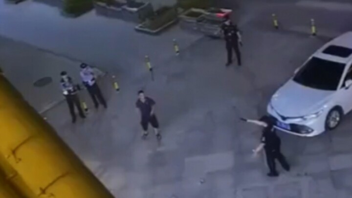 رجل يواجه الشرطة حاملاً سكين مطبخ في يده