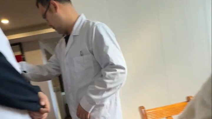 Konsultasi Tiga Generasi Ahli Pengobatan Tradisional Tiongkok