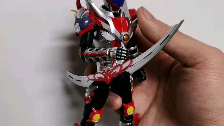 Pewarnaan dan lukisan dari armor naga api berukir dengan dimensi berbeda telah diekspos. Detailnya b