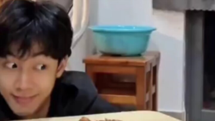 Male college students imitate "Tom and Jerry"!