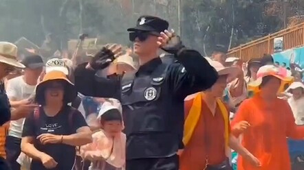 At Yunnan’s Water-Splashing Festival, security guards and tourists danced together, busting out joyf