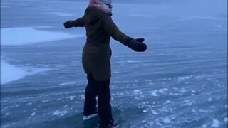 暴风雪的天气里，在结冰的湖面上滑冰be like: