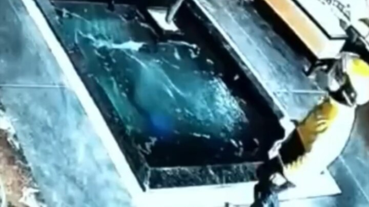 Foot Bath Shop’s Entrance Water Pool Design Is Flawed—People Keep Falling In Every Day | Shop Owner: