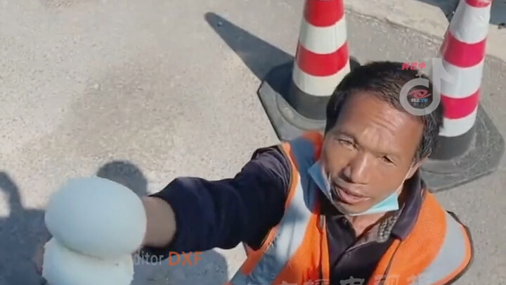 Ông chú mang cơm cho những tài xế không thể qua lại được