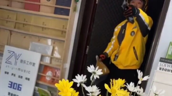 Girl ordered takeout, then canceled the order to request a refund—but when the rider came back to pi