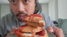 ASMR EATING SOUNDS - PEANUT BUTTER JELLY SANDWICH