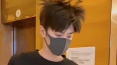 [Chen Zheyuan] This babe relies on his good looks and goes out with his hair frizzy every day