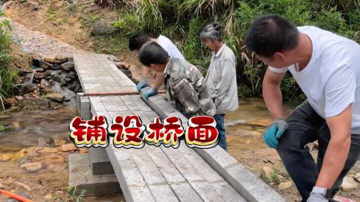 Để tạo thuận lợi cho các bác chú xuống ruộng trồng rau, hôm nay đã lắp đặt mặt cầu bằng tấm đúc sẵn,