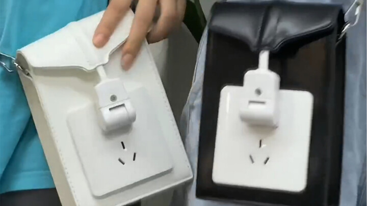 กระเป๋าใบนี้คนเดียวสะพายอาจจะดูแปลกๆ แต่ถ้าเพื่อนซี้มาช่วยกันสะพายด้วยก็กลายเป็นเรื่องสนุกขึ้นมาทันท