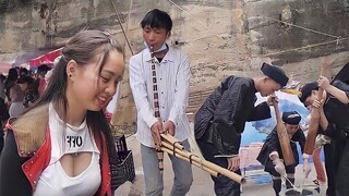 GẶP GÁI BẢN NÓNG BỎNG GIỮA CHỢ PHIÊN PHONG LƯU