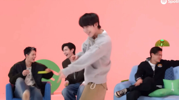 Nhảy knife theo lực, một khi gặp đồng đội Thiện Vũ là mọi người lại phấn khích lên ngay hhh.