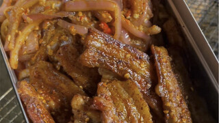 ข้าวหอมย่างกับหมูสามชั้นย่าง ถ้าหิวหลังเลิกงานก็กินหน่อย