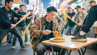 Thần chủ Long điện đi ăn mì lề đường bị đám Thượng Lưu mới nhú làm phiền và cái kết