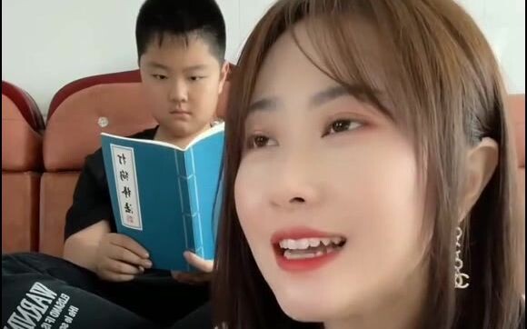 Adik saya sekarang cuma bisa makan makanan cair aja～ Semuanya jangan lupa datang ke acara makan-maka