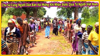 Quang Dũng || Cha Xứ Cùng Người Dân Bản Địa Vui Mừng Khi Nhận Được Quà Từ Người Việt Nam