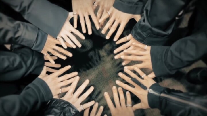 Seventeen’s 5th-generation group ring is here! Pass the fire to me, guys!