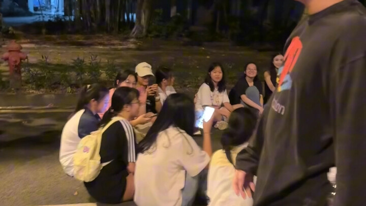 假装领导视察大一新生