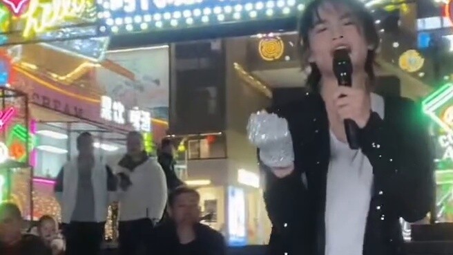 Michael Jackson suddenly appeared in the square! Many people danced MJ in the space! The scene was s