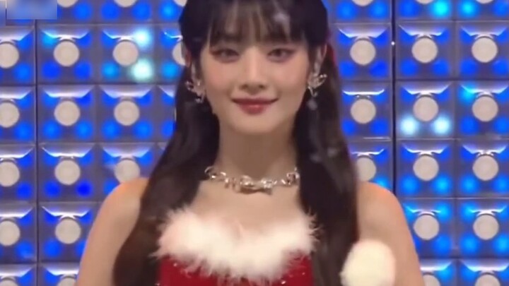 【Girl】Use a magnifying glass to look at the Christmas stage and you will find (*ﾟﾛﾟ)!!