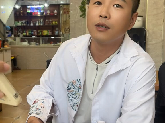 Nhân viên phục vụ hào phóng và vị khách ăn mặc như nhân viên phục vụ