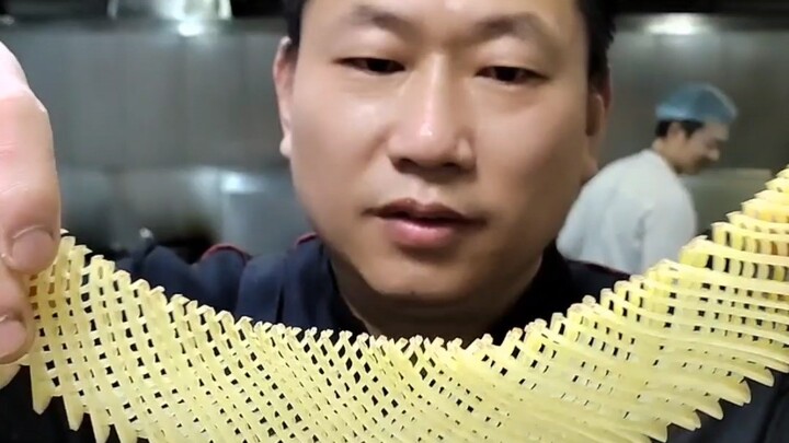 Memotong kentang dengan pisau sedotan